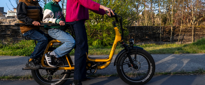 Vélo électrique VS Scooter à Paris : lequel est le plus pratique ?