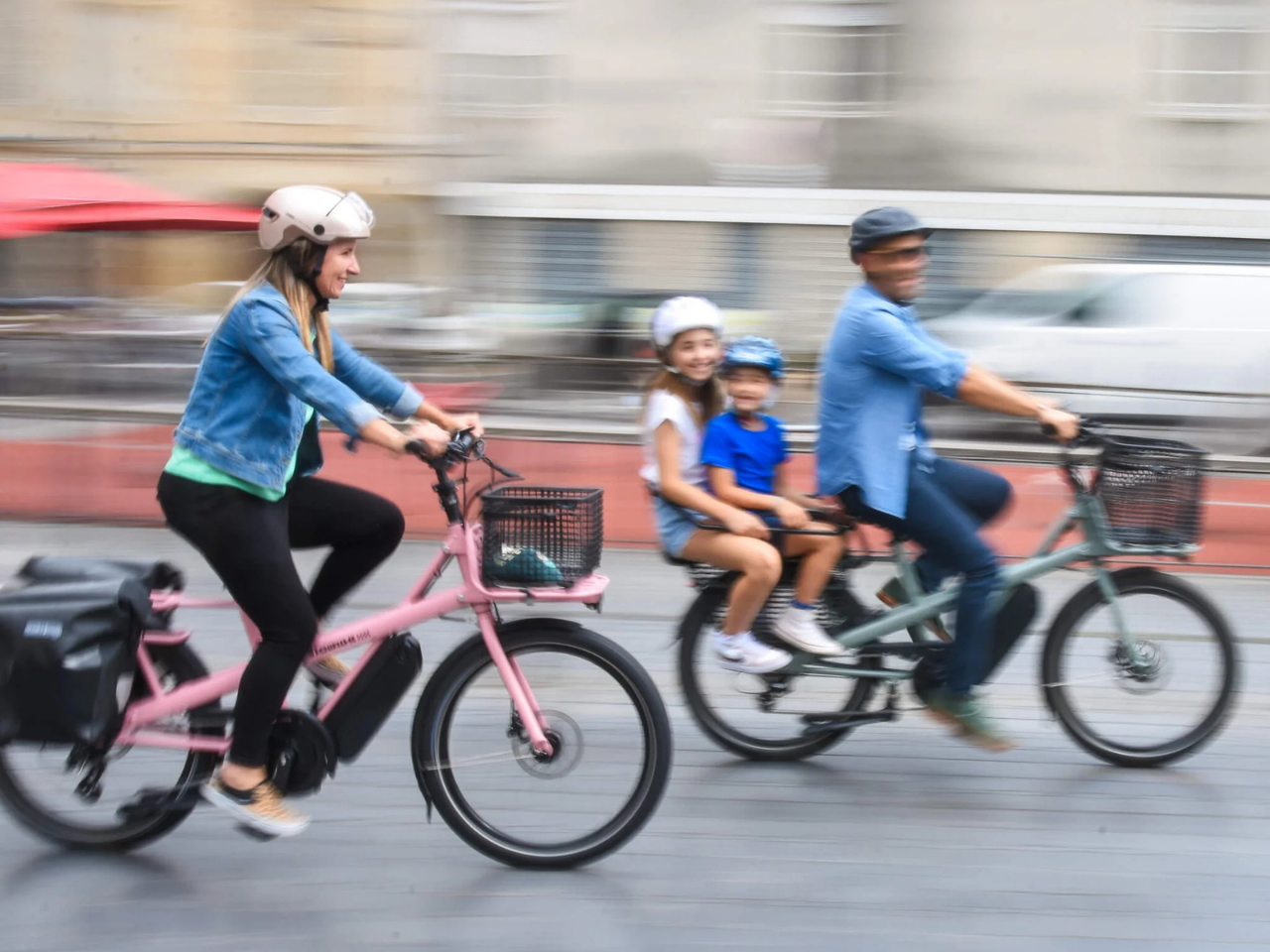 Deux personnes font leur essaie gratuit chez ShiftBikes avant d’acheter leur vélo