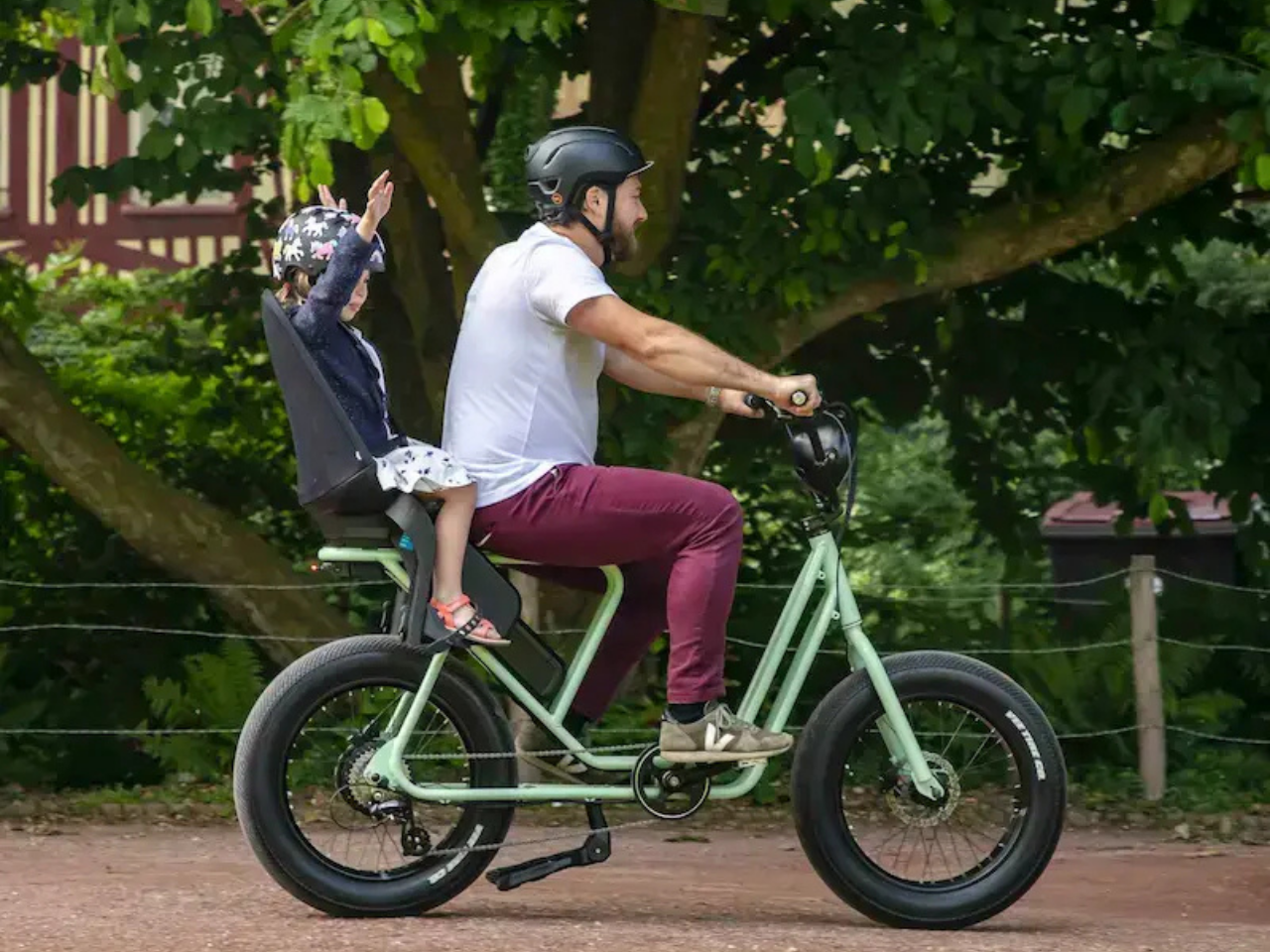 Un vélo cargo dans le 18 ème a Paris