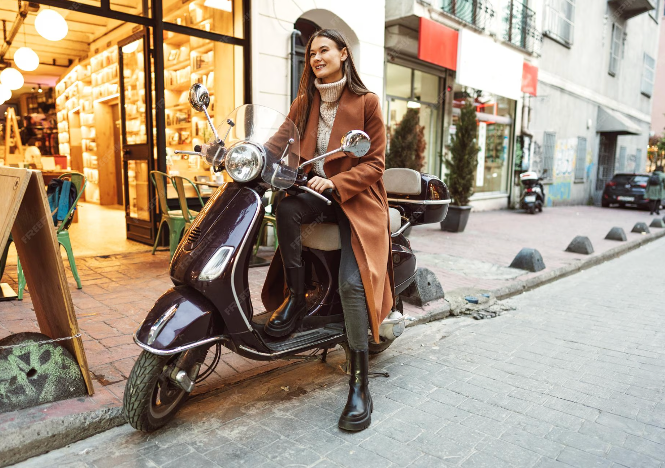 Une femme transitionne entre son scooter vers l’achat d’un vélo électrique ShiftBikes