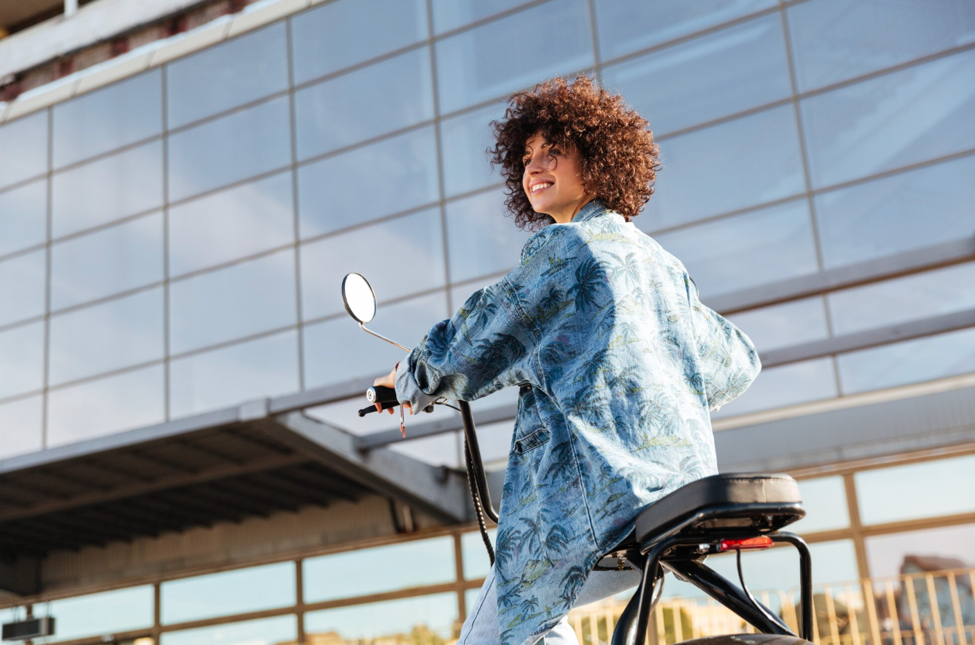Une femme choisit l’achat d’un vélo électrique ShiftBikes pour ses trajets quotidiens à Paris
